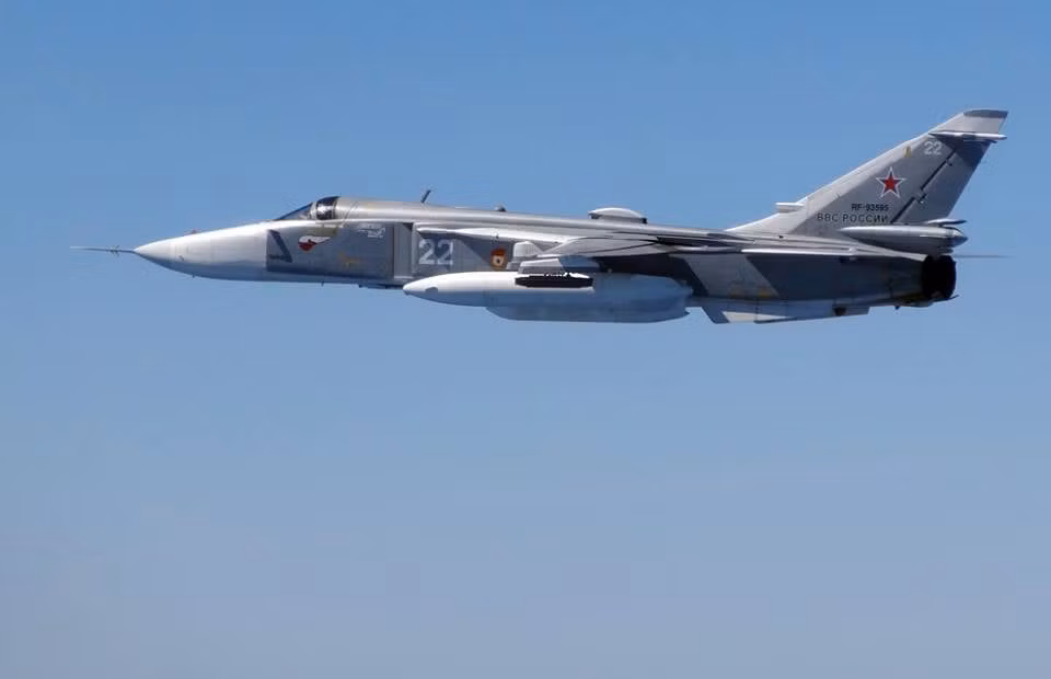 Động tác bổ nhào là hành động chiến đấu cơ cắm thẳng mũi, đâm về phía mục tiêu dưới mặt đất hoặc trên biển. Trong quá khứ, động tác này được thực hiện để thả bom, khi đó, bom sẽ rơi chính xác hơn việc cắt bom khi bay ngang qua mục tiêu. Nguồn ảnh: Defenceblog.