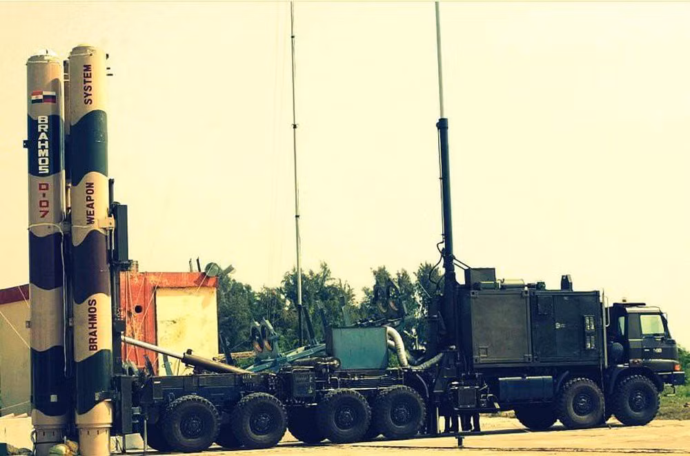 Có giá 2,7 triệu USD mỗi quả, tên lửa BrahMos có trọng lượng tổng cộng từ 2,5 tới 3 tấn tuỳ từng phiên bản. Loại tên lửa này có chiều dài 8,4 mét, đường kính rộng 0,6 mét và mang theo được đầu đạn nặng 200 kg. Nguồn ảnh: Pinterest.