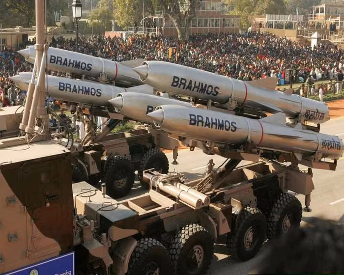 Hiện tại, Ấn Độ vẫn đang hoàn thiện các phiên bản nâng cấp của tên lửa BrahMos, cho phép loại tên lửa này được triển khai từ trên tàu chiến, tàu ngầm hoặc trên không. Nguồn ảnh: Pinterest.