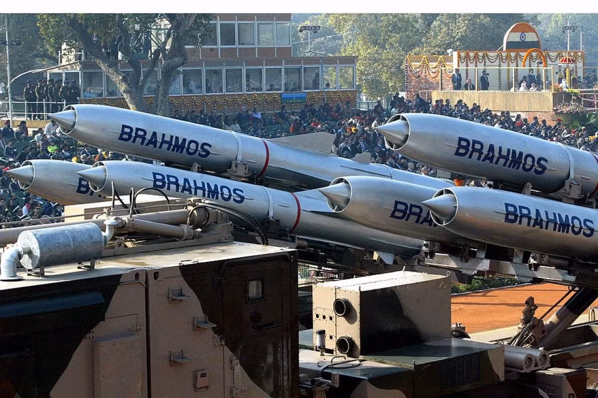 Dựa trên các thông tin ban đầu thì phiên bản tên lửa BrahMos được Philippines quan tâm là loại triển khai từ xe mang phóng tự hành trên đất liền chứ không phải biến thể tích hợp trên tàu hải quân. Nguồn ảnh: Pinterest.