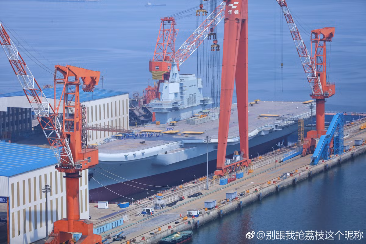 Với khả năng hoạt động chỉ với hơn 20 chiến đấu cơ J-15, có thể dễ dàng nhận thấy rằng sức chiến đấu của tàu sân bay Sơn Đông do Trung Quốc sản xuất là khá kém, kém hơn cả những tàu đổ bộ tấn công của Mỹ và thậm chí thua cả khu trục hạm mang trực thăng của Nhật. Nguồn ảnh: QQ.