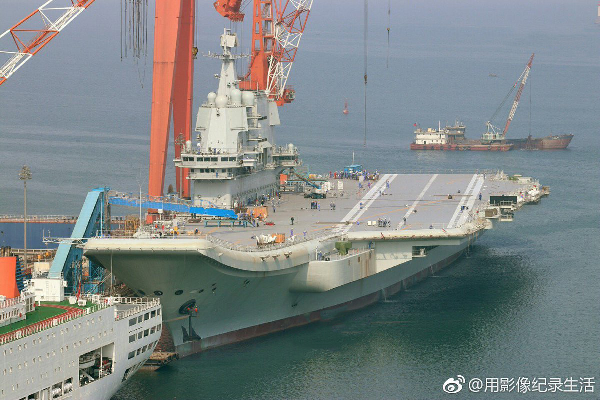 Việc thiết kế chiến đấu cơ với chiều dài lớn sẽ khiến quá trình lưu trữ máy bay trên tàu sân bay gặp nhiều vấn đề hơn do chiều rộng của máy bay có thể thay đổi được (bằng cách gập cánh) nhưng chiều dài thì không thể. Nguồn ảnh: QQ.