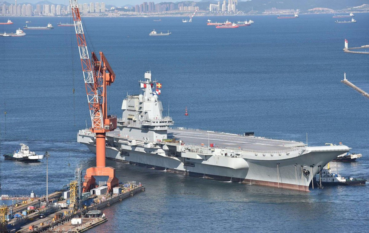 Đây là cấu hình máy bay, trực thăng cơ bản dành cho tàu sân bay Sơn Đông của Trung Quốc. Khi thực hiện các nhiệm vụ đặc thù hơn như tấn công, phòng thủ hoặc ngoại giao,... tàu sẽ được thay đổi cấu hình máy bay tuỳ tình hình cụ thể nhưng chắc chắn số lượng J-15 không vượt quá được 30 chiếc. Nguồn ảnh: QQ.