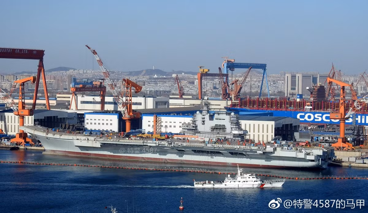 Mặc dù quảng cáo là vậy, các chuyên gia quân sự cho biết tàu sân bay Sơn Đông thực chất chỉ có đủ khả năng mang theo tối đa hai phi đội tiêm kích J-15 - có nghĩa là khoảng 24 chiếc. Nguồn ảnh: QQ.