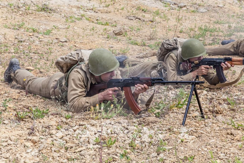 Liên Xô đã mở một vài kênh để đàm phán với bọn khủng bố qua trung gian để đảm bảo an toàn cho những nhà ngoại giao này. Tuy nhiên đám khủng bố đã hung hăng hành quyết một nhà ngoại giao chỉ hai ngày sau khi đưa ra yêu sách. Nguồn ảnh: Pinterest.