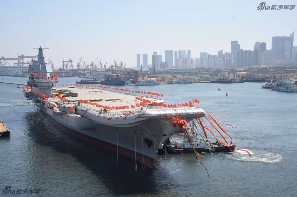 Cụ thể, tàu sân bay này chỉ mang theo được tối đa 40 máy bay, trong đó bao gồm 32 chiến đấu cơ loại J-15, 6 trực thăng vận tải biển Z-18 và 2 trực thăng đa dụng Z-9. Nguồn ảnh: Sina.