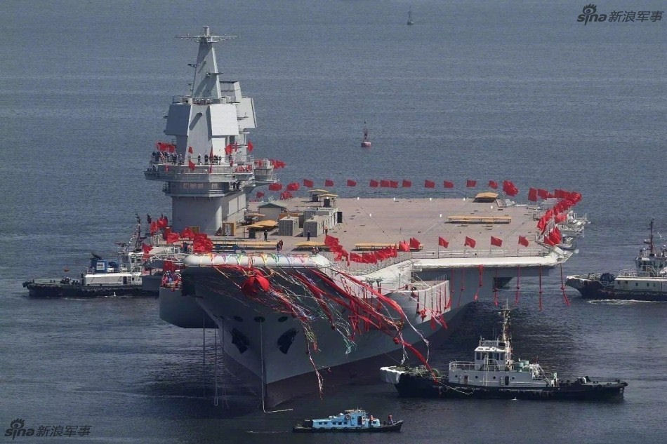 Số lượng máy bay này có vẻ không được phù hợp vì trong tác chiến thực tế, các tàu sân bay của Mỹ cũng chỉ mang theo số lượng chiến đấu cơ bằng 1/2 so với lượng máy bay tối đa nó mang theo được, nửa còn lại dành cho các loại máy bay hỗ trợ, máy bay trực thăng, máy bay vận tải. Nguồn ảnh: Sina.