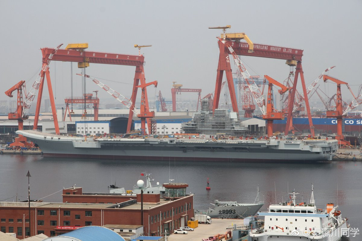 Điểm yếu của tàu sân bay Sơn Đông và cũng là điểm yếu nhất của Không quân Hải quân Trung Quốc hiện tại đó là nó không có bất cứ một loại máy bay cánh bằng nào khác hoạt động được trên tàu sân bay này trừ J-15. Nguồn ảnh: Sina.