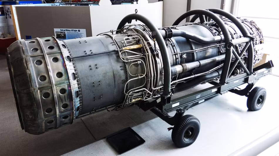 Phần động cơ của SR-71 ban đầu có khả năng đưa máy bay đạt tốc độ Mach 2.5 một cách dễ dàng. Tuy nhiên tốc độ này là chưa đủ thuyết phục với Không quân Mỹ nên một chương trình cải biên đã được thực hiện. Nguồn ảnh: Sina.