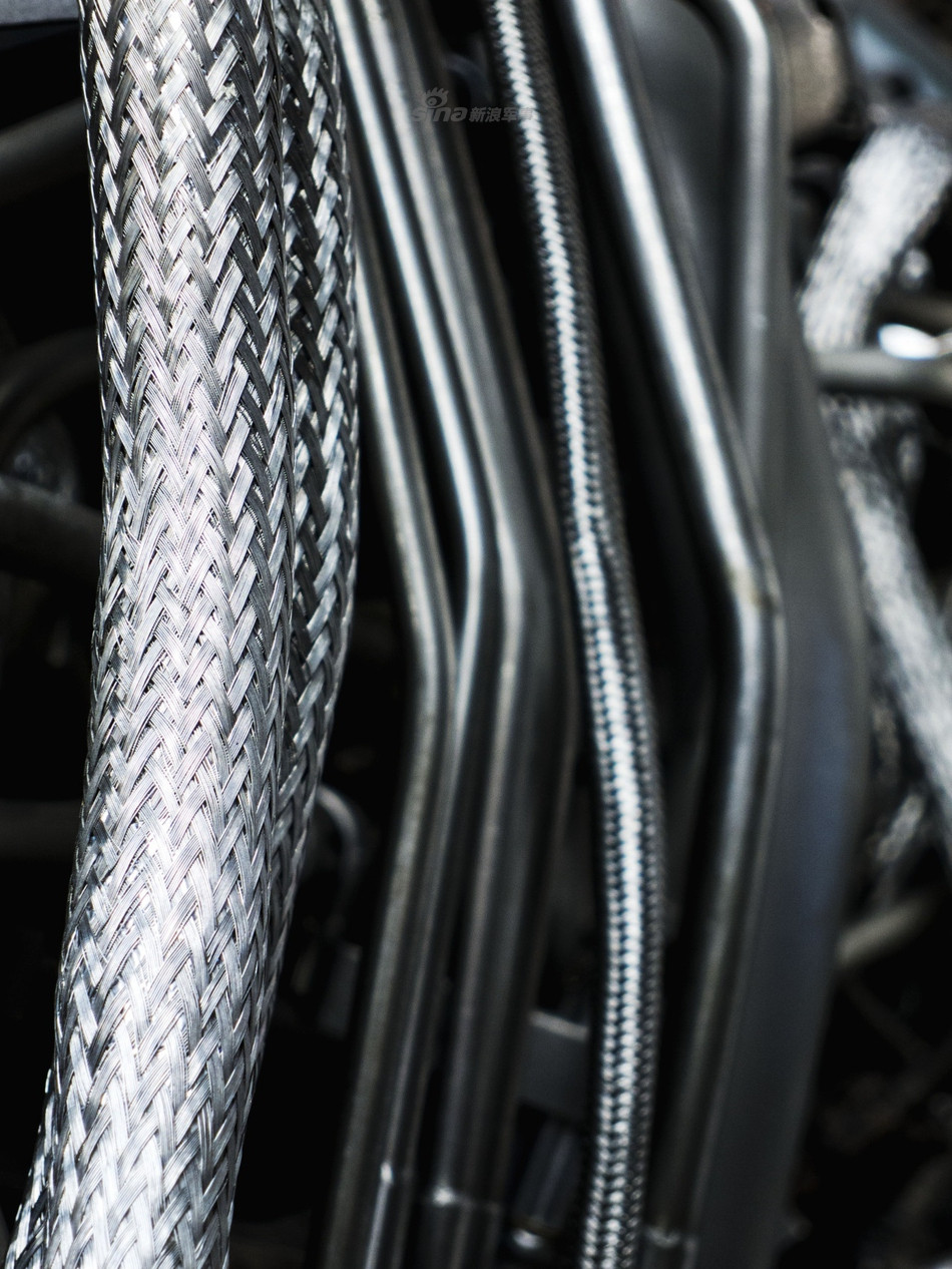 Những chi tiết vốn dĩ không cần thiết khi động cơ hoạt động ở tốc độ Mach 2,5 như bơm nhiên liệu áp lực cao, đường ống dẫn nhiên liệu bọc cách nhiệt bằng chất liệu đặc biệt, đường dây điện được di chuyển lại,... đều cần thiết để khối động cơ này đưa SR-71 vượt tốc độ Mach 3,0. Nguồn ảnh: Sina.