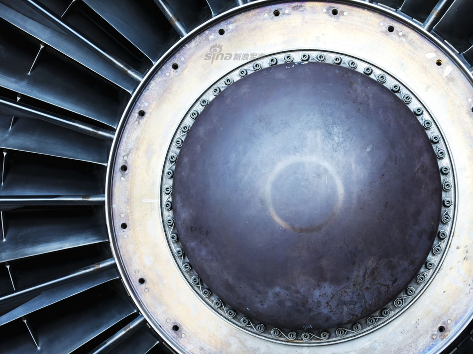 Tổng cộng đã có 32 chiếc Ác Điểu SR-71 từng được Không quân Mỹ chế tạo, trong số đó có 12 chiếc bị hư hại trong quá trình hoạt động. Tất cả các hư hại này đều là do tai nạn, chưa một máy bay hay hệ thống phòng không nào trên thế giới có thể bắn hạ được SR-71. Nguồn ảnh: Sina.