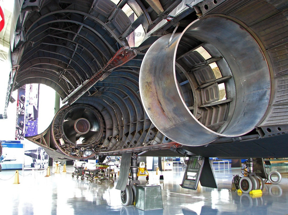 Ngoài ra, kiểu dáng khí động học tốt cùng vật liệu chế tạo tiên tiến vượt bậc đã giúp phần thân vỏ của SR-71 có kiểu dáng khí động học cực cao, giúp nó chịu được nhiệt lượng lớn toả ra khi ma sát với không khí ở tốc độ trên 3000 km/h. Nguồn ảnh: Sina.