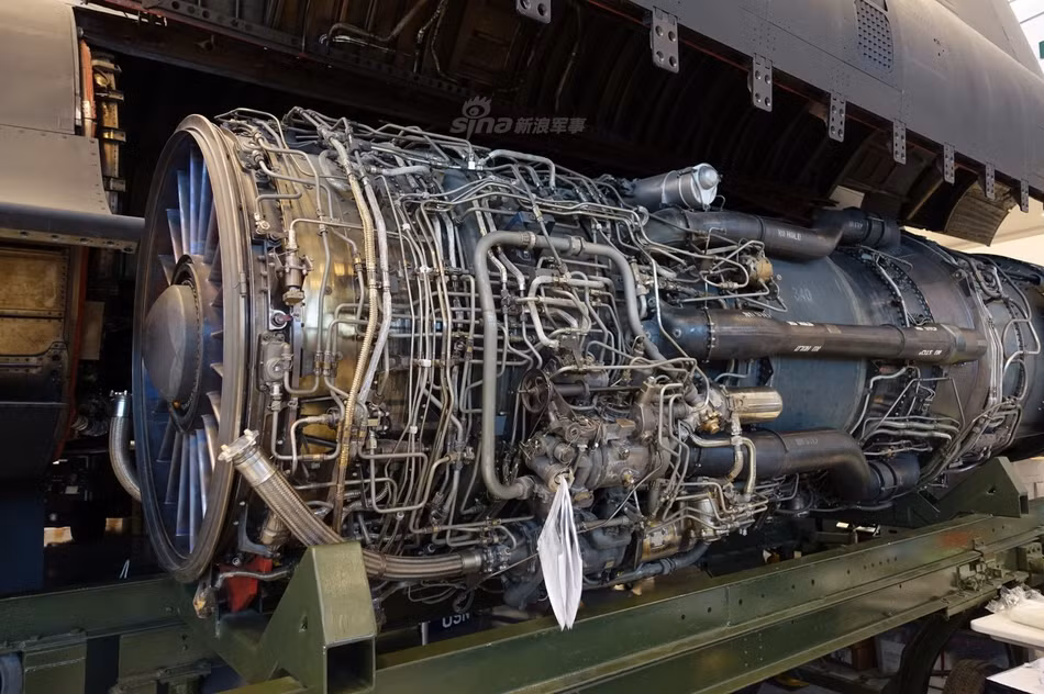 Tốc độ "kinh hồn bạt vía" này của SR-71 đạt được là nhờ hệ thống động cơ bao gồm hai động cơ P&amp;W J58 cực kỳ tối tân, có sức đẩy lớn vượt trội được chế tạo từ năm 1958. Nguồn ảnh: Sina.