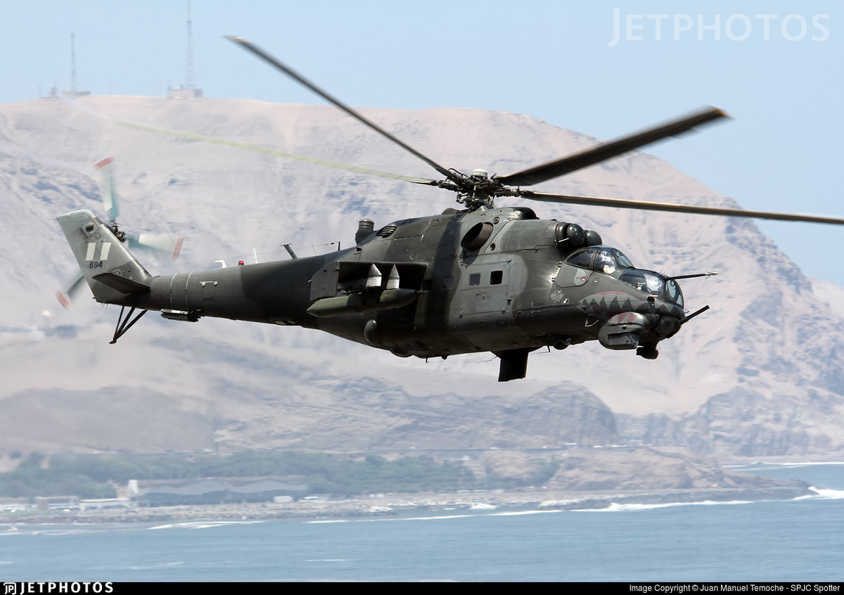 Với khoang chứa hàng mang theo được tối đa 8 lính cùng đẩy đủ trang thiết bị hoặc thậm chí 12 lính nếu tuyển chọn lính có thể hình nhỏ, trực thăng tấn công Mi-25 Hind D của Liên Xô lúc đó có khả năng triển khai đặc nhiệm và yểm trợ rút lui theo cách mà không một loại trực thăng Mỹ nào được. Nguồn ảnh: Pinterest.