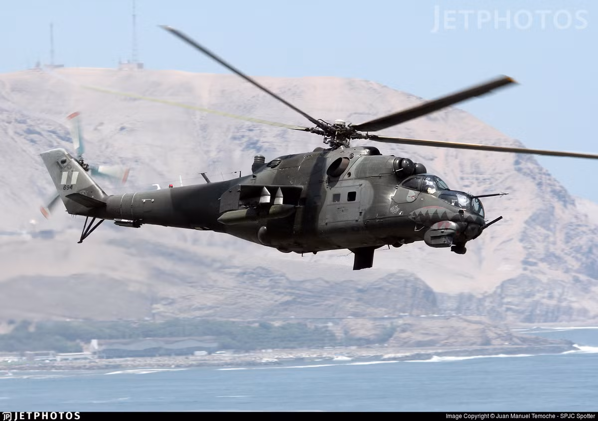 Với khoang chứa hàng mang theo được tối đa 8 lính cùng đẩy đủ trang thiết bị hoặc thậm chí 12 lính nếu tuyển chọn lính có thể hình nhỏ, trực thăng tấn công Mi-25 Hind D của Liên Xô lúc đó có khả năng triển khai đặc nhiệm và yểm trợ rút lui theo cách mà không một loại trực thăng Mỹ nào được. Nguồn ảnh: Pinterest.