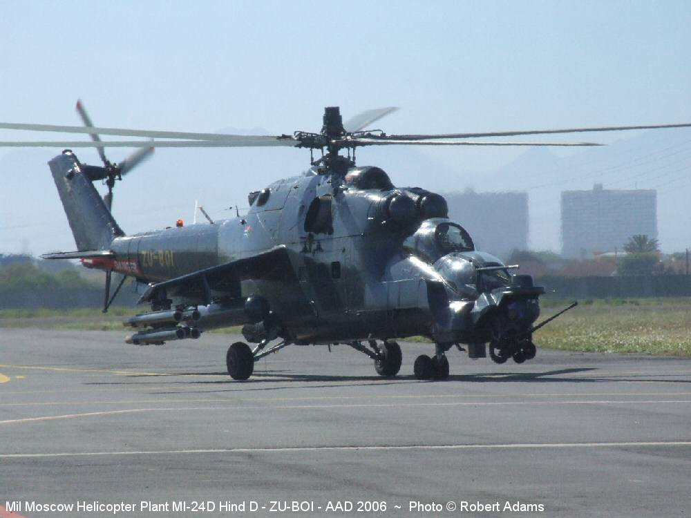 Trong thời gian không quân Mỹ bí mật "độ" lại một trực thăng CH-47 để nó kéo theo được khối thép nặng 8 tấn treo lủng lẳng dưới gầm máy bay, các đặc nhiệm Mỹ xây dựng mô hình đột kích ở sa mạc New Mexico - nơi được cho là có địa hình và khí hậu giống với Chad nhất. Nguồn ảnh: Pinterest.