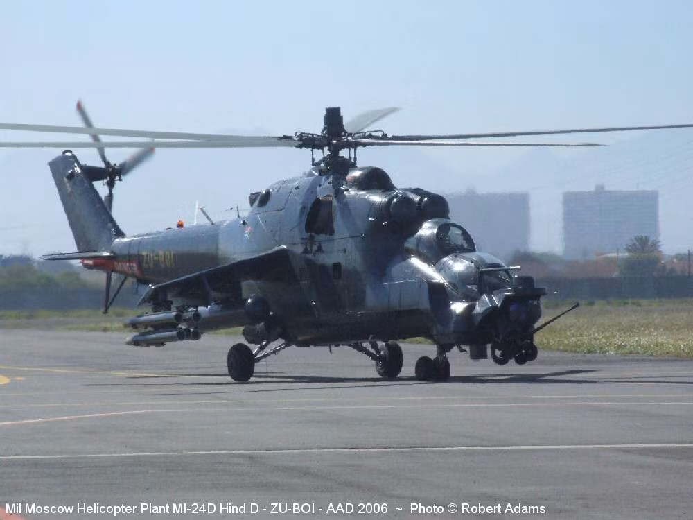 Trong thời gian không quân Mỹ bí mật "độ" lại một trực thăng CH-47 để nó kéo theo được khối thép nặng 8 tấn treo lủng lẳng dưới gầm máy bay, các đặc nhiệm Mỹ xây dựng mô hình đột kích ở sa mạc New Mexico - nơi được cho là có địa hình và khí hậu giống với Chad nhất. Nguồn ảnh: Pinterest.