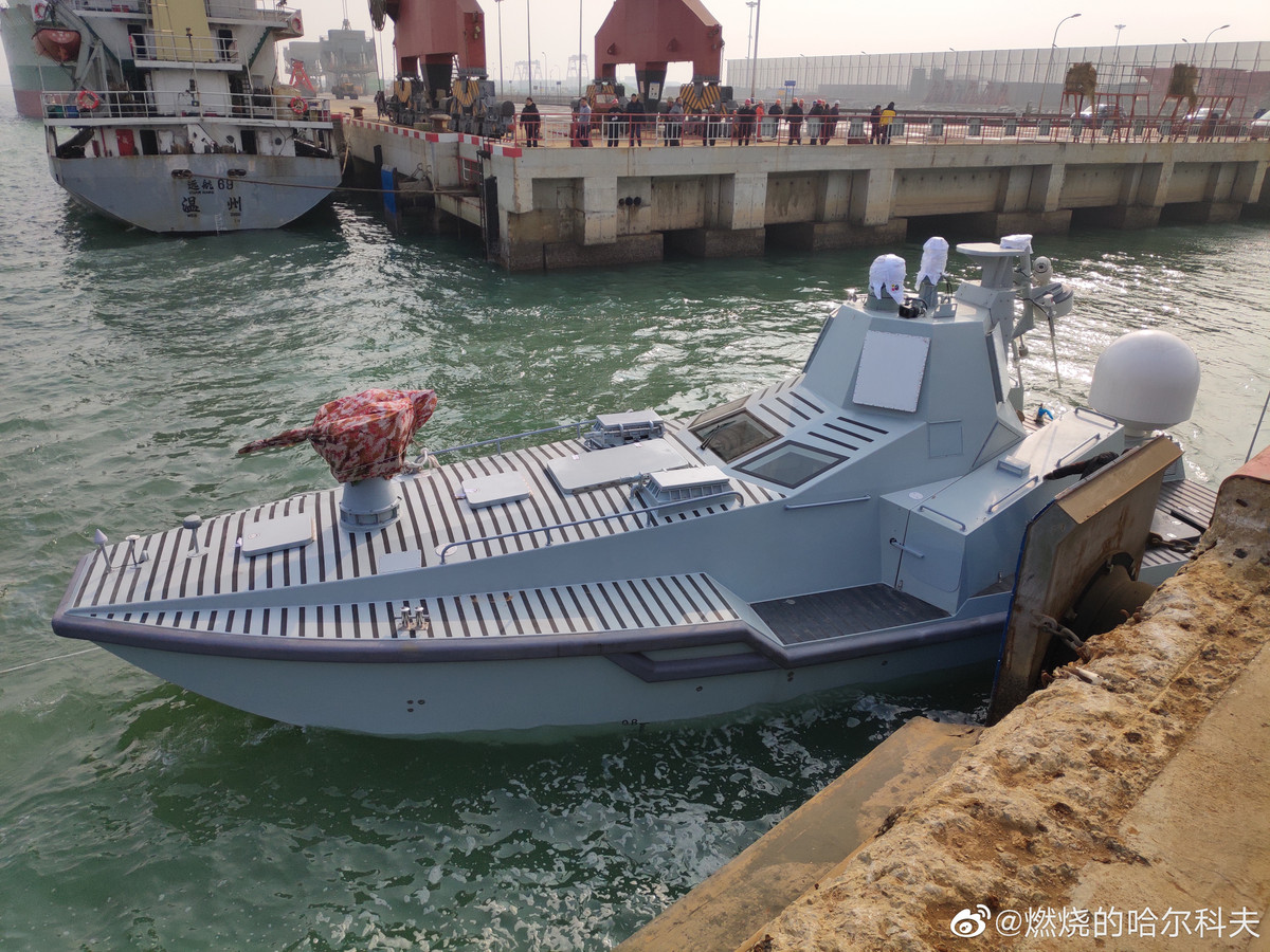 Tàu không sử dụng chân vịt mà sử dụng hệ thống bơm nước phản lực. Hệ thống này cho phép tàu hoạt động được cả ở những vùng nước nông, sông suối hay thậm chí là kênh rạch. Nguồn ảnh: Livejournal.