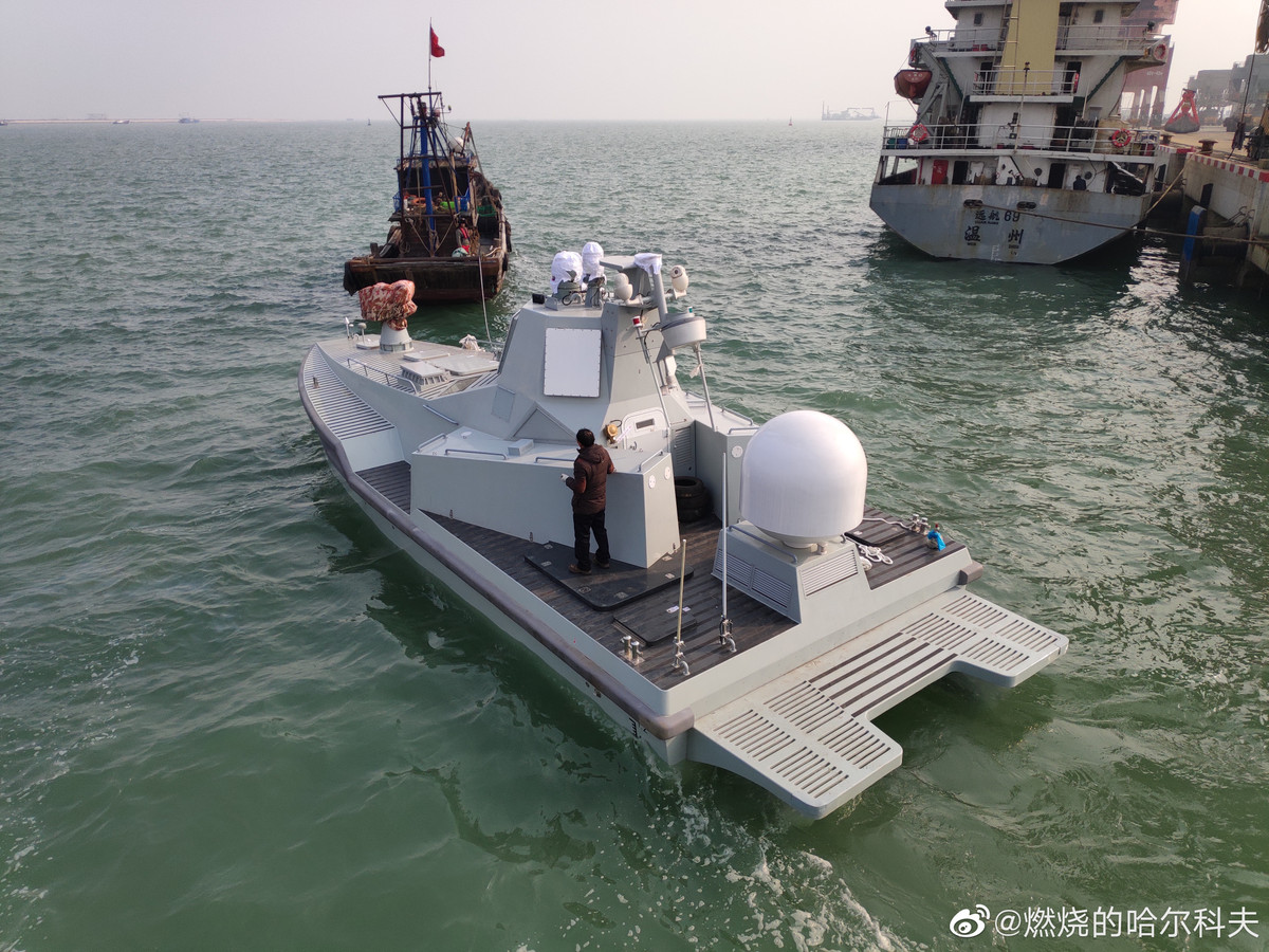 Có vẻ như, tàu chiến điều khiển từ xa này của Trung Quốc chỉ được chế tạo phục vụ cho mục đích thử nghiệm. Tuy nhiên trong tương lai, tàu hoàn toàn có thể được chế tạo với số lượng lớn, thậm chí phục vụ cho nhiệm vụ tấn công cảm tử cực kỳ hiệu quả. Nguồn ảnh: Livejournal.