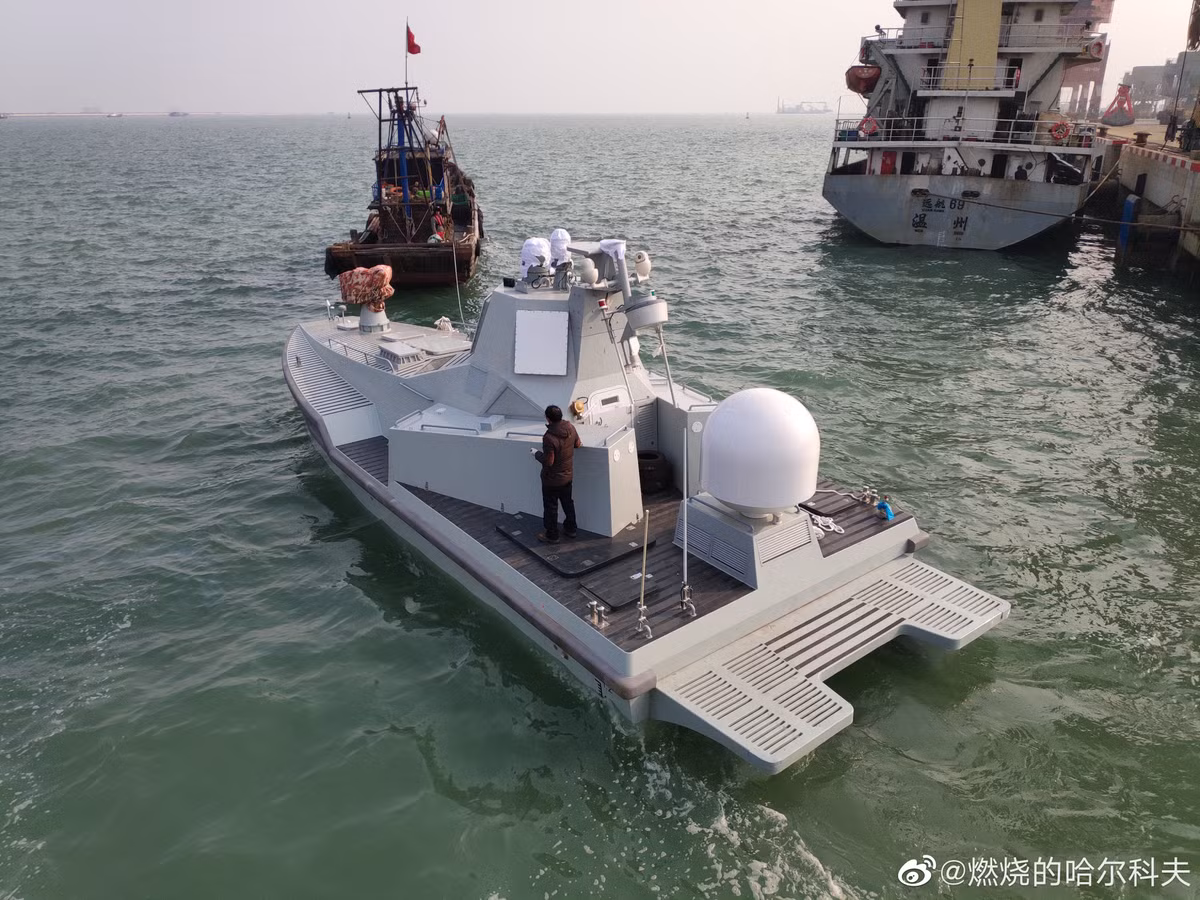 Có vẻ như, tàu chiến điều khiển từ xa này của Trung Quốc chỉ được chế tạo phục vụ cho mục đích thử nghiệm. Tuy nhiên trong tương lai, tàu hoàn toàn có thể được chế tạo với số lượng lớn, thậm chí phục vụ cho nhiệm vụ tấn công cảm tử cực kỳ hiệu quả. Nguồn ảnh: Livejournal.