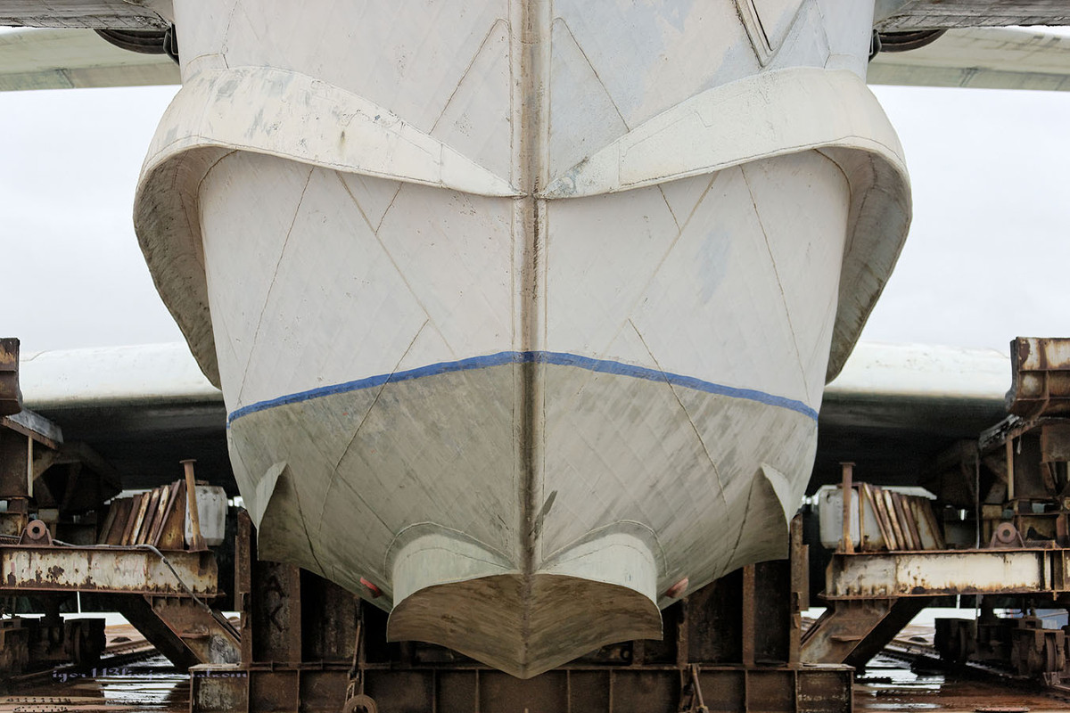 Phần thân của Lun có thiết kế như bụng của thuỷ phi cơ với vạch chỉ mớm nước. Nguồn ảnh: Igor113.