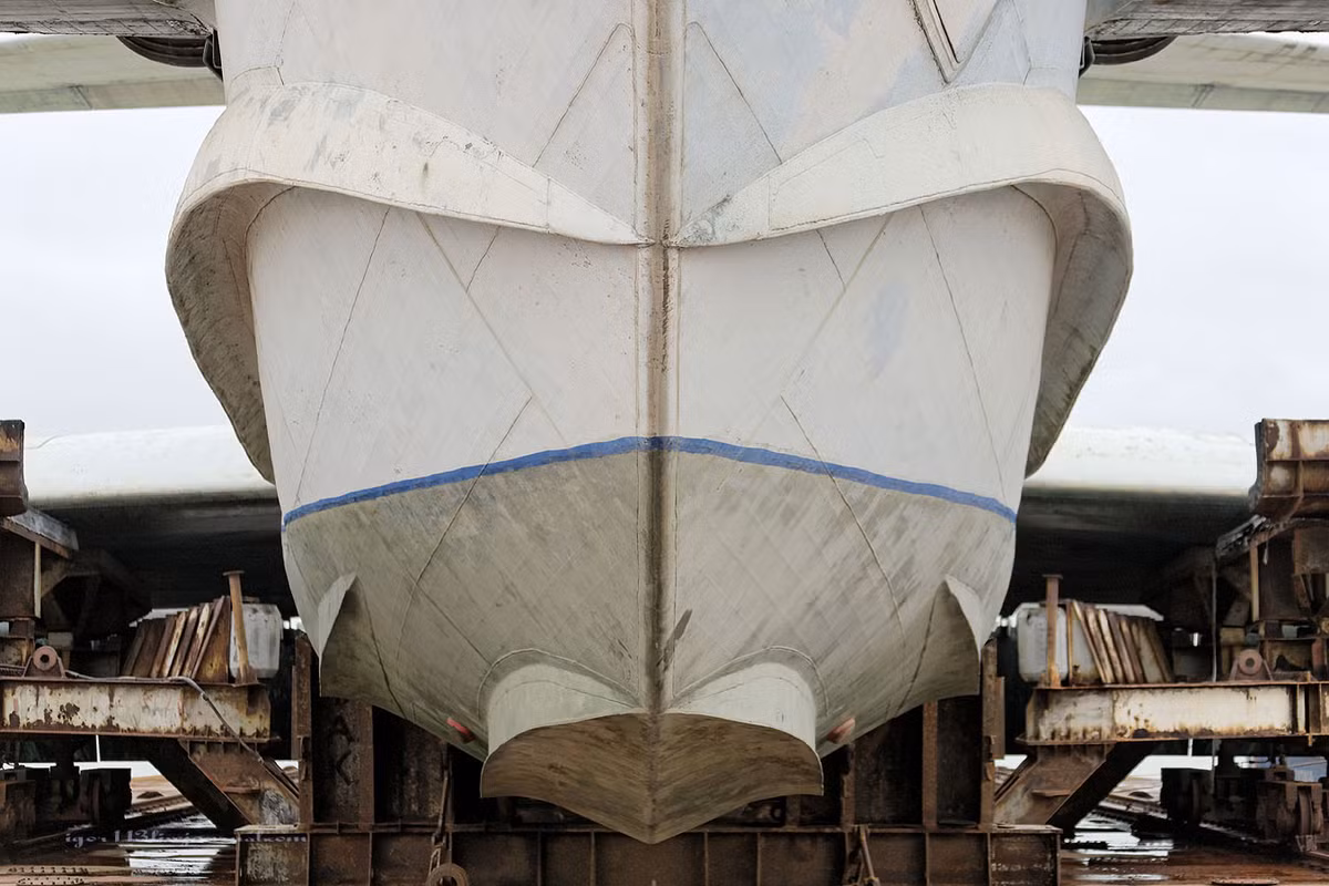 Phần thân của Lun có thiết kế như bụng của thuỷ phi cơ với vạch chỉ mớm nước. Nguồn ảnh: Igor113.