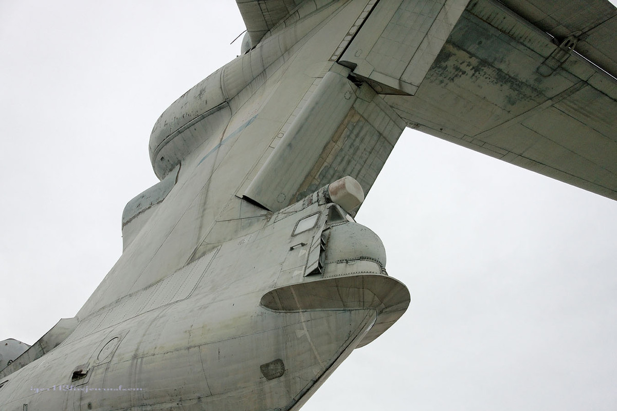 Ở phía sau, Lun vẫn được thiết kế tháp pháo sau kèm theo đó là một vị trí ngồi của hoa tiêu. Nguồn ảnh: Igor113.