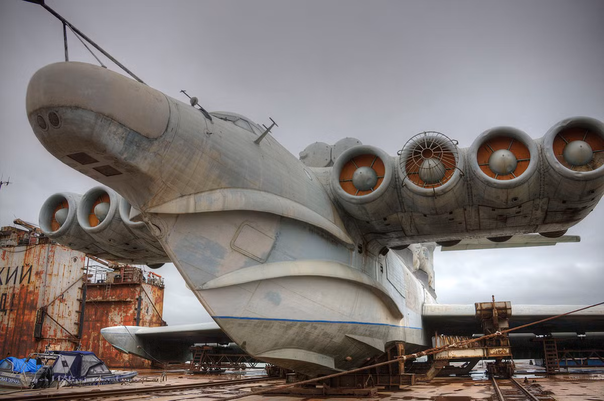 Loại phương tiện lai giữa máy bay và tàu chiến độc đáo được Liên Xô thiết kế trong quá khứ có tên Ekranoplan, nguyên mẫu duy nhất của phương tiện này được Liên Xô đặt tên là lớp Lun. Nguồn ảnh: Igor113.