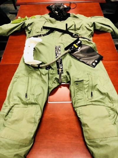 Tất nhiên là do không thể "mở cửa sổ" và ném thứ nước thải này ra ngoài, phi công sẽ phải ôm theo túi chứa nước tiểu tới tận khi hạ cánh. Mọi sự rò rỉ, rơi, vỡ túi đều có thể dẫn tới "thảm hoạ" cho phi công và máy bay. Nguồn ảnh: BI.