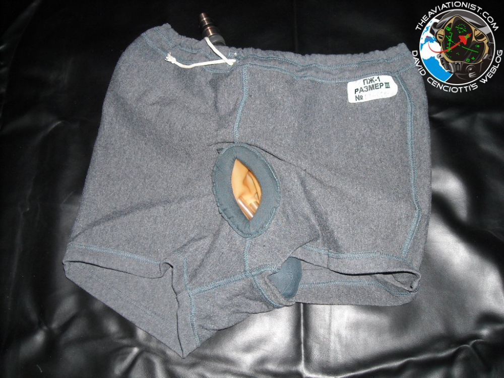 Một vài phương án trong quá khứ đã được đưa ra để khắc phục triệt để vấn đề này, đầu tiên là với một chiếc quần lót có thiết kế đặc biệt, sau đó là đến hệ thống túi chứa nước tiểu để phi công có thể "giải quyết" ngay trong khoang máy bay. Nguồn ảnh: BI.