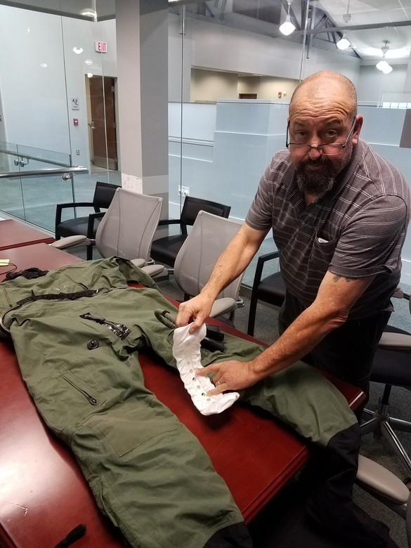 Cách cơ bản nhất để các phi công "chị em" giải quyết đó là dùng bỉm cho người lớn. Tuy nhiên cảm giác khó chịu khi phải đeo theo một chiếc bỉm đã qua sử dụng hàng tiếng đồng hồ là điều không ai muốn. Nguồn ảnh: BI.