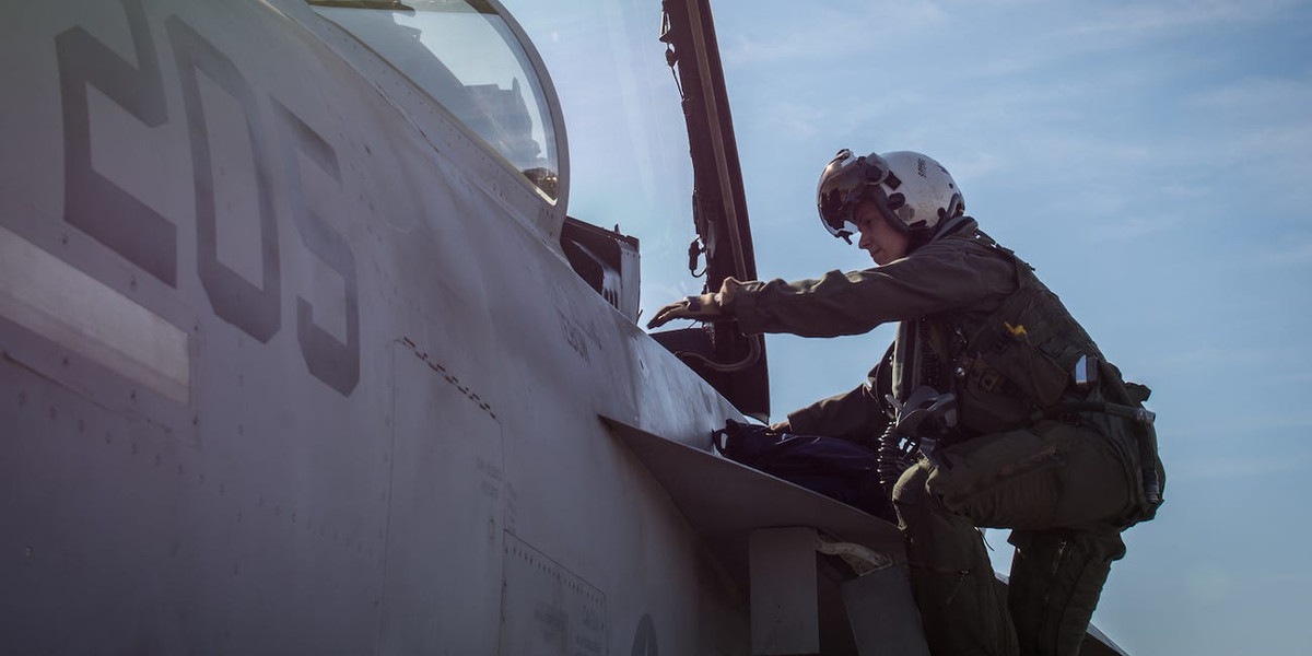 Nhưng đó là mới chỉ là những giải pháp trong quá khứ dành cho... nam giới. Với việc chị em ngày càng xuất hiện với số lượng lớn trong biên chế lực lượng không quân, vấn đề "giải quyết nỗi buồn" lại một lần nữa trở nên nan giải. Nguồn ảnh: BI.