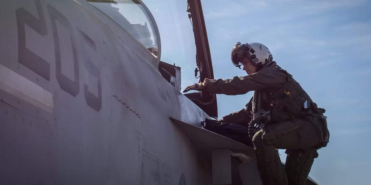 Nhưng đó là mới chỉ là những giải pháp trong quá khứ dành cho... nam giới. Với việc chị em ngày càng xuất hiện với số lượng lớn trong biên chế lực lượng không quân, vấn đề "giải quyết nỗi buồn" lại một lần nữa trở nên nan giải. Nguồn ảnh: BI.