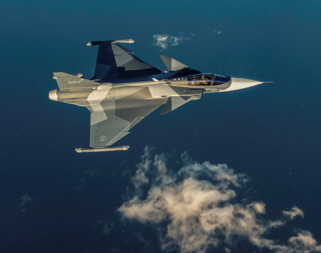 Mới đây, Thuỵ Điển đã cho nhập biên những chiến đấu cơ JAS 39E Gripen đầu tiên. Đây là phiên bản mới nhất của dòng chiến đấu cơ "bé hạt tiêu", "rẻ tiền" nhưng có võ do Thuỵ Điển tự nghiên cứu và phát triển. Nguồn ảnh: Pinterest.