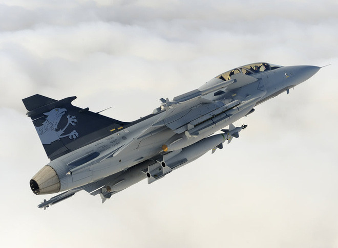 Từng được xem là loại chiến đấu cơ có giá vận hành rẻ bậc nhất thế giới, tuy nhiên JAS 39E Gripen của Thuỵ Điển lại có giá thành không hề rẻ - lên tới... 85 triệu USD cho mỗi chiếc - gần bằng với giá mua mới của F-35A. Nguồn ảnh: Pinterest.