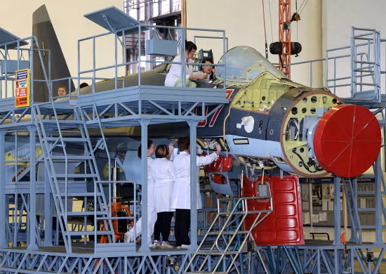 Các tiêm kích Sukhoi Su-57 bắt đầu được lắp ráp tại đây ngay kể từ khi chúng được ra đời. Ước tính mỗi năm, nhà máy lắp ráp máy bay với 13.500 nhân công, kỹ sư này cho ra đời khoảng 100 máy bay các loại - nghĩa là trung bình ba ngày một chiếc - kể cả ngày nghỉ. Nguồn ảnh: RB.