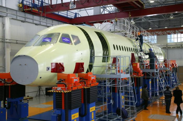 Tất cả các loại máy bay chở khách dòng Sukhoi Superjet 100 hiện đang được lắp ráp tại đây. Tiêu chuẩn an toàn của nhà máy này là cực cao, đặc biệt là với các loại máy bay chở khách. Nguồn ảnh: RB.