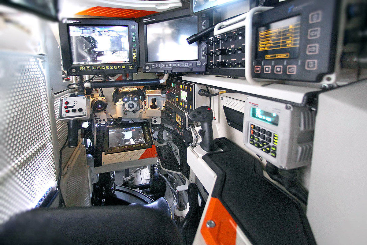 Không gian bên trong xe về cơ bản là cực kỳ chật hẹp do xe không có hệ thống nạp đạn tự động và cần tới kíp chiến đấu bốn người - bao gồm lái xe, trưởng xe, xạ thủ và nạp đạn viên. Nguồn ảnh; Pinterest.