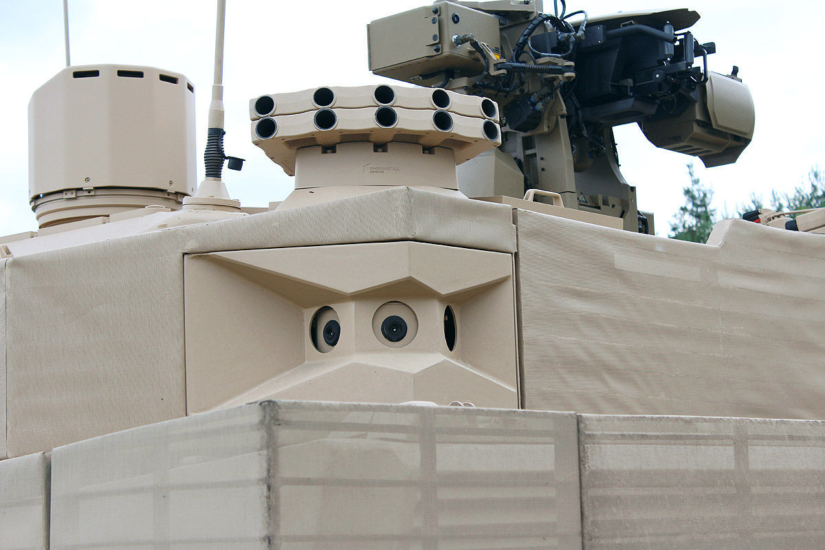 Các cảm biến xung quanh xe để thu nhận tín hiệu laser từ đối phương khi bị khoá bắn. Điểm yếu của xe tăng chủ lực Leopard 2 Revolution đó là khi bị nhắm bắn bởi các loại tên lửa chống tăng không dẫn đường bằng sóng laser, hệ thống phòng thủ chủ động trên xe sẽ không thể phát hiện được. Nguồn ảnh; Pinterest.