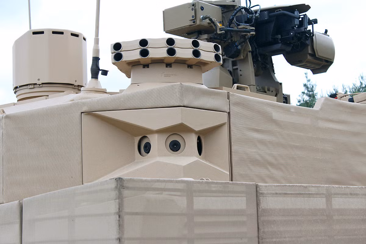 Các cảm biến xung quanh xe để thu nhận tín hiệu laser từ đối phương khi bị khoá bắn. Điểm yếu của xe tăng chủ lực Leopard 2 Revolution đó là khi bị nhắm bắn bởi các loại tên lửa chống tăng không dẫn đường bằng sóng laser, hệ thống phòng thủ chủ động trên xe sẽ không thể phát hiện được. Nguồn ảnh; Pinterest.