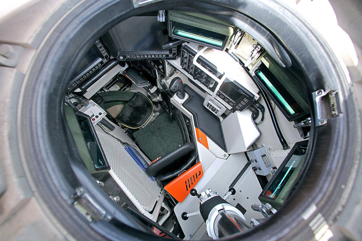 Một điểm khá khó chịu của phiên bản này đó là dường như khi được trang bị càng nhiều thiết bị hiện tử hiện đại, không gian bên trong xe càng... chật hẹp hơi. Nguồn ảnh: Pinterest.