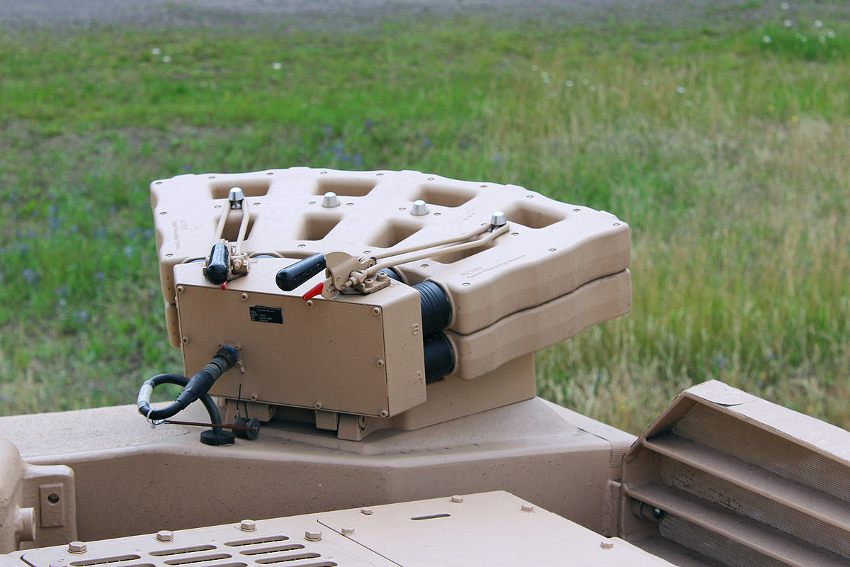 Xe cũng được tăng cường khả năng phòng thủ với rất nhiều lựu đạn khói bố trí xung quanh thân xe. Các cơ cấu phóng đạn khói này bao gồm cả cố định và không cố định, điểm yếu của cơ cấu này đó là nó vẫn cần nạp đạn từ bên ngoài. Nguồn ảnh: Pinterest.