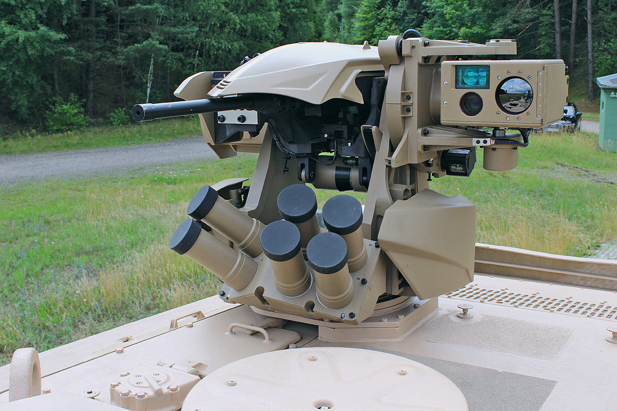 Hệ thống súng máy điều khiển từ xa cho phép xạ thủ nhắm bắn từ trong xe. Hệ thống này cũng có kèm phóng lựu khói, cung cấp khả năng thoát hiểm cho xe trong trường hợp bị đối phương khoá bắn. Nguồn ảnh: Pinterest.