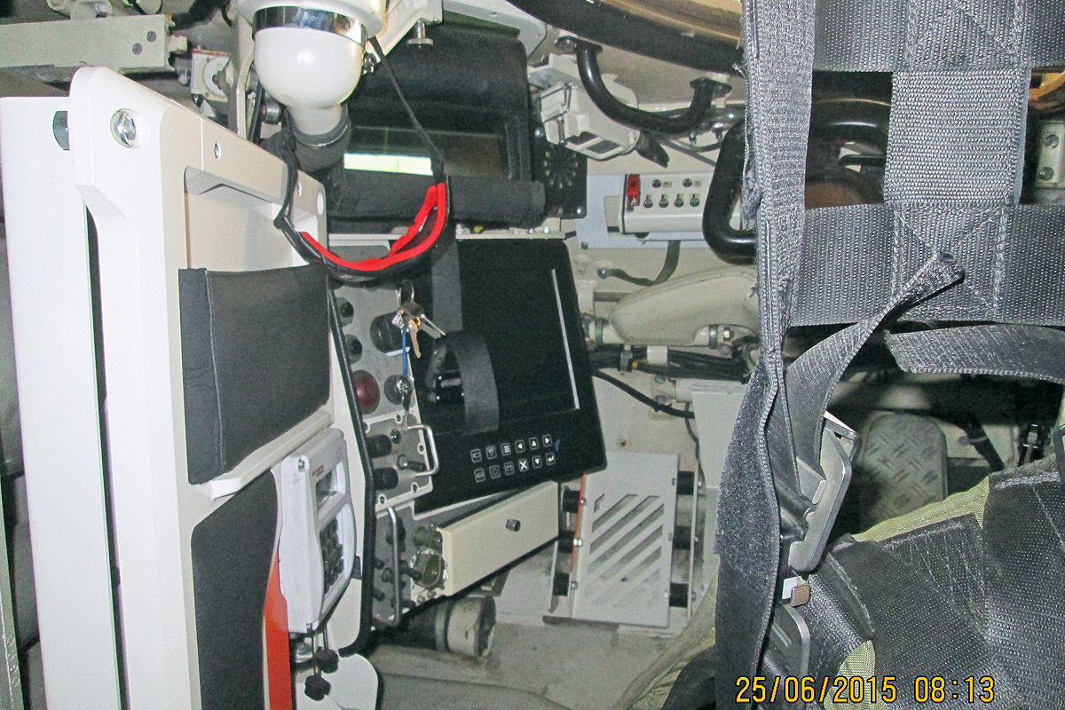 Vị trí của trưởng xa rất chật chội và vướng víu, ảnh hưởng tới khả năng thoát khỏi xe tăng khi gặp sự cố. Nguồn ảnh; Pinterest.