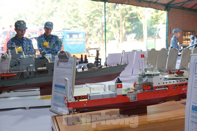 Tàu cứu hộ tàu ngầm Yết Kiêu do Việt Nam tự đóng mới trên sự chuyển giao công nghệ của Hà Lan cũng xuất hiện trong hội nghị dưới dạng mô hình. Nguồn ảnh: Tiền Phong.