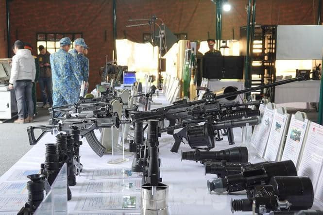 Trong khuôn khổ của hội nghị, các loại vũ khsi, khí tài do Việt Nam tự chế tạo cũng xuất hiện. Ảnh: Các loại súng trường tấn công, súng phóng lựu, súng tiểu liên và kính nhìn đêm do Việt Nam tự chế tạo xuất hiện tại hội nghị Quân chính 2019. Nguồn ảnh: Tienphong.