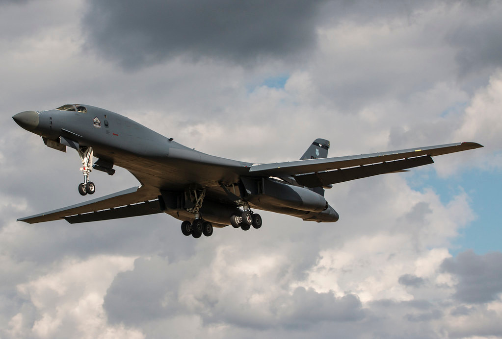 Ở độ cao lớn hơn, máy bay B-1B Lancer sẽ gặp ít sức cản không khí hơn do không khí trên cao loãng hơn nhiều so với dưới mặt đất. Việc có sức cản không khí thấp hơn sẽ giúp phần khung thân máy bay phải chịu ít lực tác động hơn nhiều khi bay ở độ cao thấp. Nguồn ảnh: Pinterest.