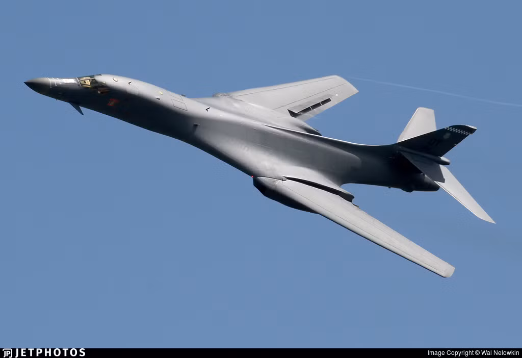 Không quân Mỹ hiện đã dự kiến cho toàn bộ đội bay B-1B Lancer của mình về hưu vào năm 2036. Tuy nhiên, các kỹ sư Không quân Mỹ lại nhận định rằng phần lớn các máy bay B-1B của lực lượng này sẽ hết hạn trước đó, phí ra hạn là quá cao và không "bõ" để ra hạn thêm một vài năm với chi phí lớn tới như vậy. Nguồn ảnh: Jetphoto.
