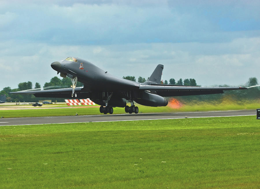 Trần bay của B-1B Lancer vào khoảng 18.000 mét tuy nhiên chiếc máy bay ném bom này ít khi hoạt động ở độ cao quá 14.000 mét do lượng nhiên liệu bị phung phí khi lấy độ cao là khá lớn. Nguồn ảnh: Pinterest.