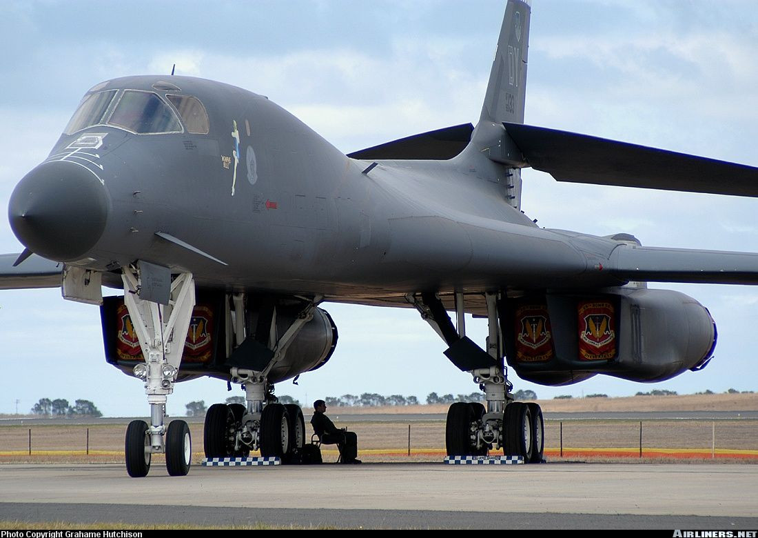 Đặc điểm bay này cho phép máy bay B-1B Lancer của Mỹ có thể bay ở độ cao thấp với tốc độ siêu âm. Việc di chuyển ở độ cao thấp được cho là cách hiệu quả nhất để những tốp máy bay ném bom B-1B Lancer "lách" qua tầm mắt của hệ thống radar do Liên Xô xây dựng. Nguồn ảnh: Airliners.